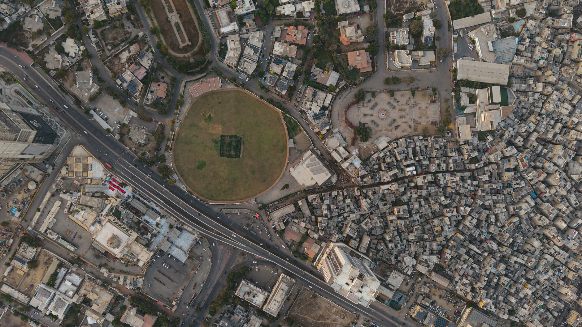 Karachi Commute Guide: Best Times and Routes to Book a Shared Seat