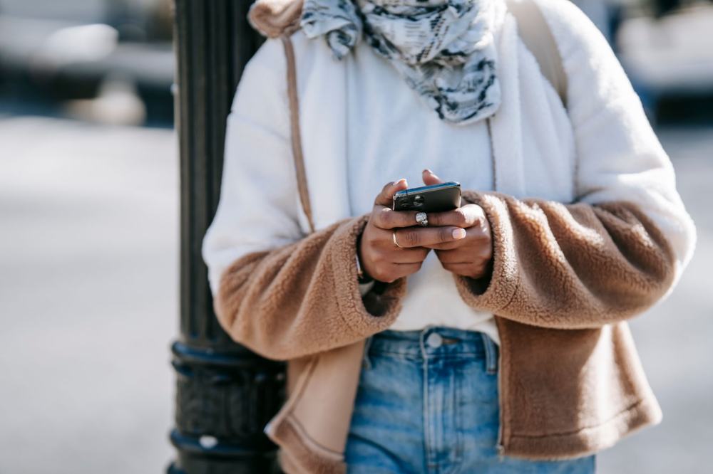 Solo Female Travelers: A Guide to Booking Your First Shareide Ride